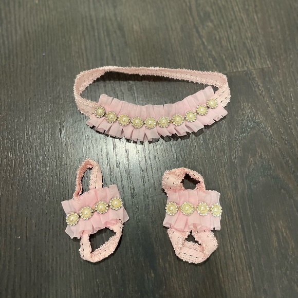 Newborn bow and foot covers - Picture 1 of 1